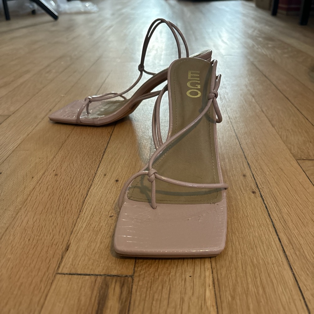 Nude strappy leather sandal with a touch of glamour